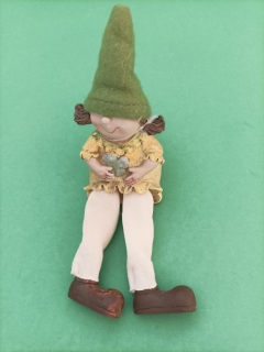 Keramická figúrka sediaca 11cm